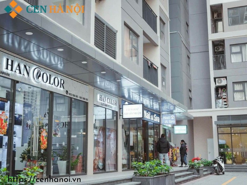 Shop chân đế Vinhomes Ocean Park nằm tại vị trí đông người qua lại.